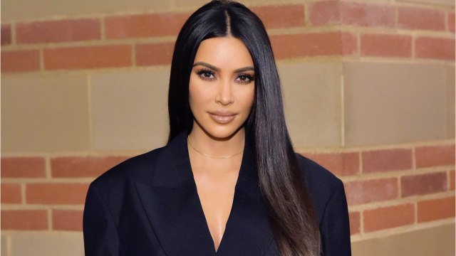 VOICI - Kim Kardashian accusée d'avoir foncé sa peau en couverture d'un magazine
