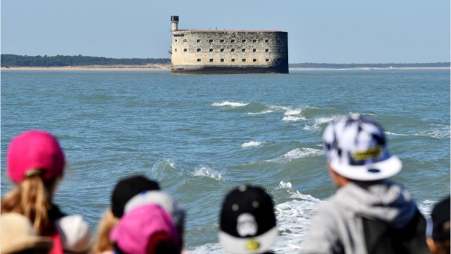 VOICI - Boyard Land : malaise, blessure, nuit blanche... le tournage cauchemardesque du spin-off de Fort Boyard