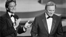 VOICI - Michael Douglas révèle ce que son père, Kirk Douglas a déclaré sur son lit de mort