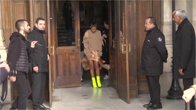 Voici - PHOTO Tina Kunakey : avec son selfie osé, elle fait craquer Vincent Cassel