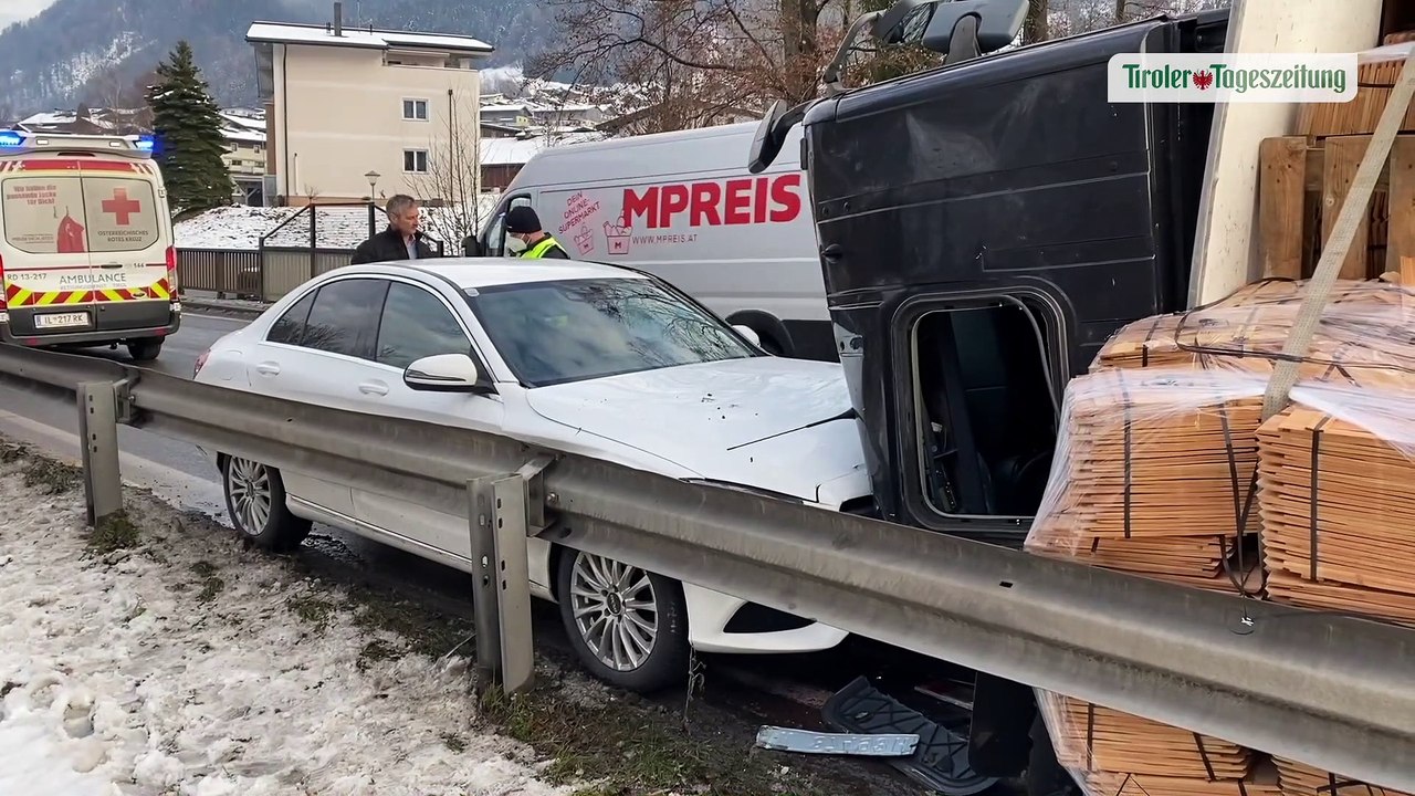 Lkw kippte in Buch auf Tiroler Straße zur Seite und prallte mit Pkw zusammen