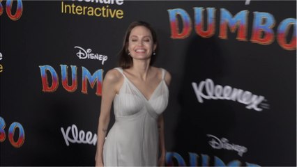 Voici - PHOTO Angelina Jolie chamboulée : ce départ qui l’a énormément émue