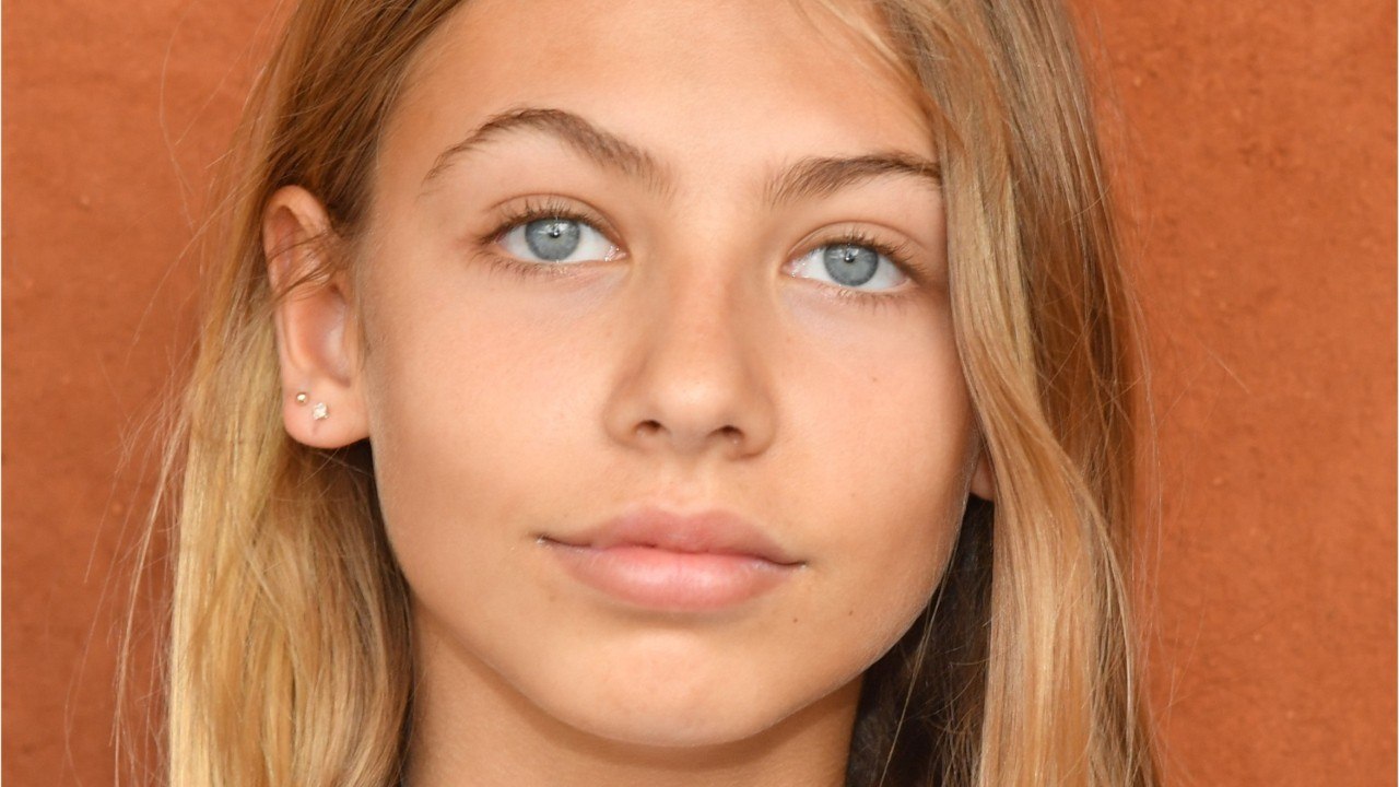 VOICI-Stella Belmondo : comment la fille de Jean-Paul Belmondo vit sa grande différence d’âge avec ses frère et sœur