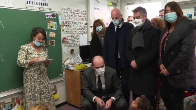 Jean Castex et Jean-Michel Blanquer chantent Vive le vent avec des enfants