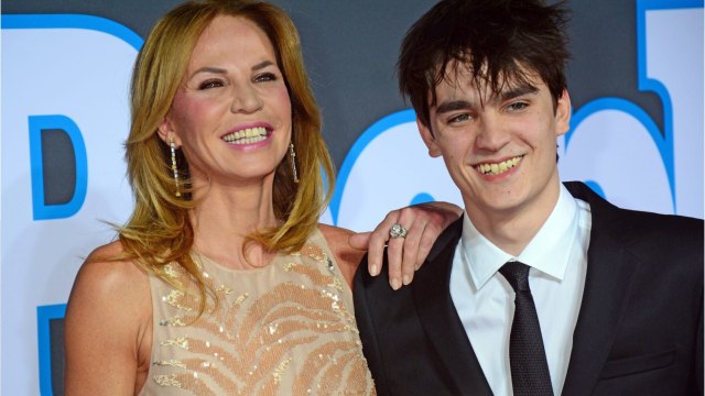 VOICI - PHOTO Anouchka et Alain-Fabien Delon tout jeunes : leur mère Rosalie Van Breemen publie un vieux cliché