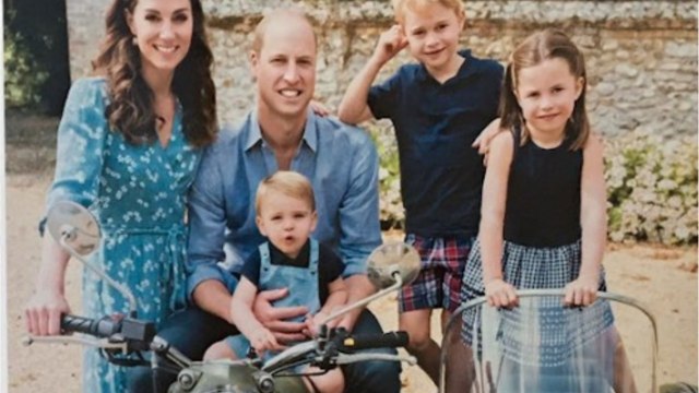 VOICI-Kate Middleton et le prince William : leur carte de Noël dévoilée, leur adorable Louis a bien changé