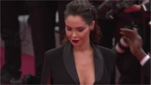 VOICI Nabilla : entièrement nue sous sa douche, elle dévoile son énorme baby bump