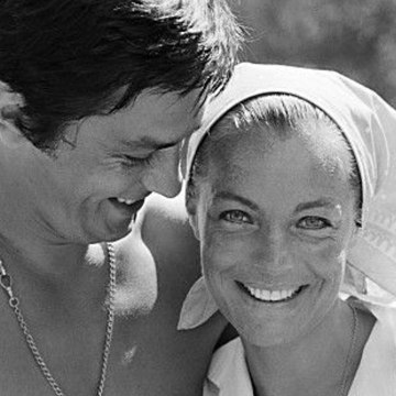 VOICI social - Alain Delon Dévoile L'émouvant Message Écrit Lorsqu'il a Découvert Le Corps De Romy Schneider (1)
