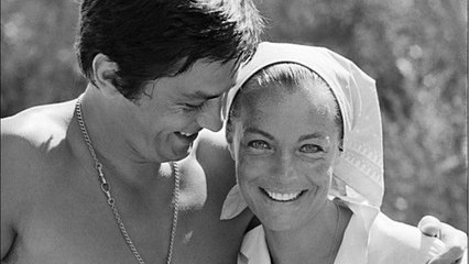 VOICI - Alain Delon dévoile l'émouvant message écrit lorsqu'il a découvert le corps de Romy Schneider