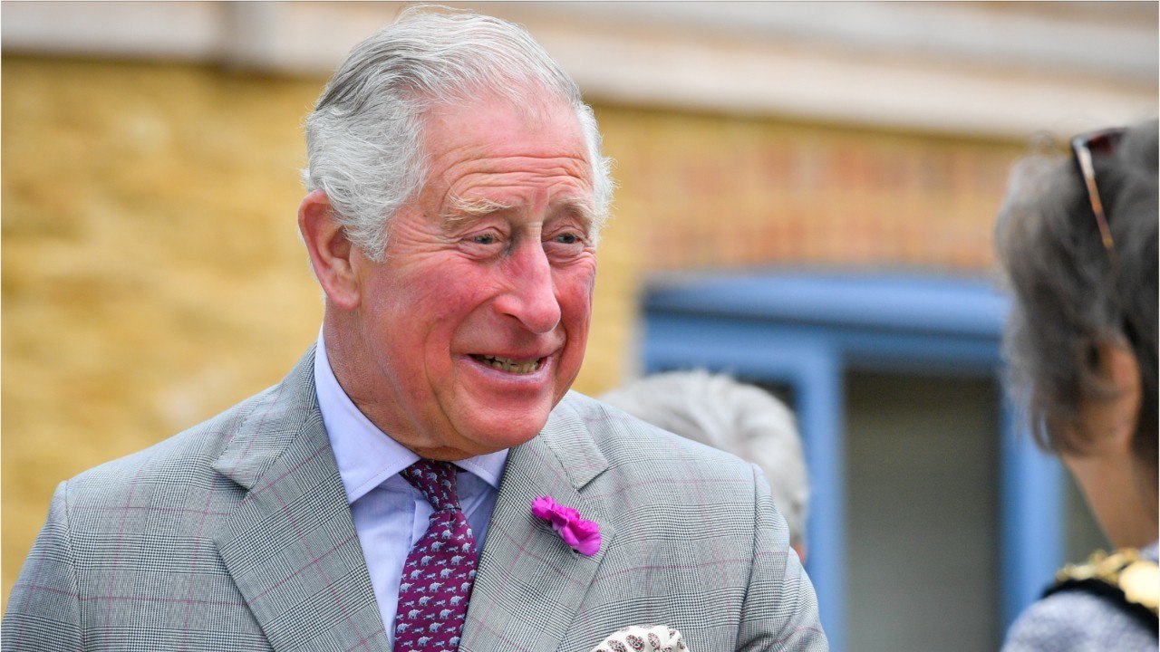 VOICI Prince Charles : un cliché de lui au couronnement de sa mère fait rire tout le monde