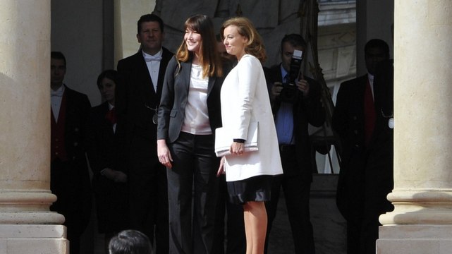 GALA VIDEO : Carla Bruni et Valérie Trierweiler unies dans le deuil et le combat face à la maladie