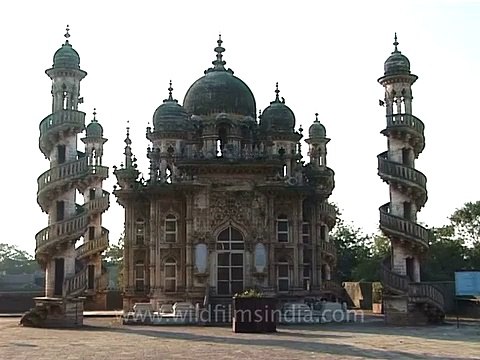 Bahauddin Makbara, Junagadh
