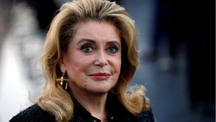 GALA VIDÉO - Catherine Deneuve, sans complexe, parle de ses cheveux blancs
