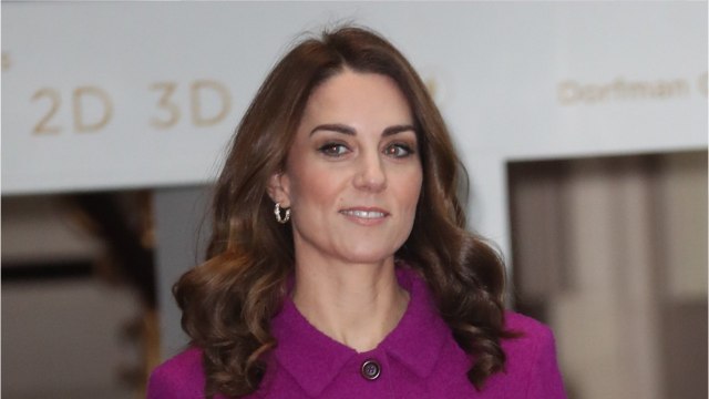 GALA VIDÉO - Kate Middleton très élégante avec une nouvelle paire d'escarpins dont le talon doré fait sensation !