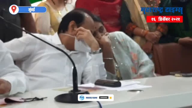 Mumbai : रुपाली पाटील अजितदादांच्या कानात काय म्हणाल्या असतील ?