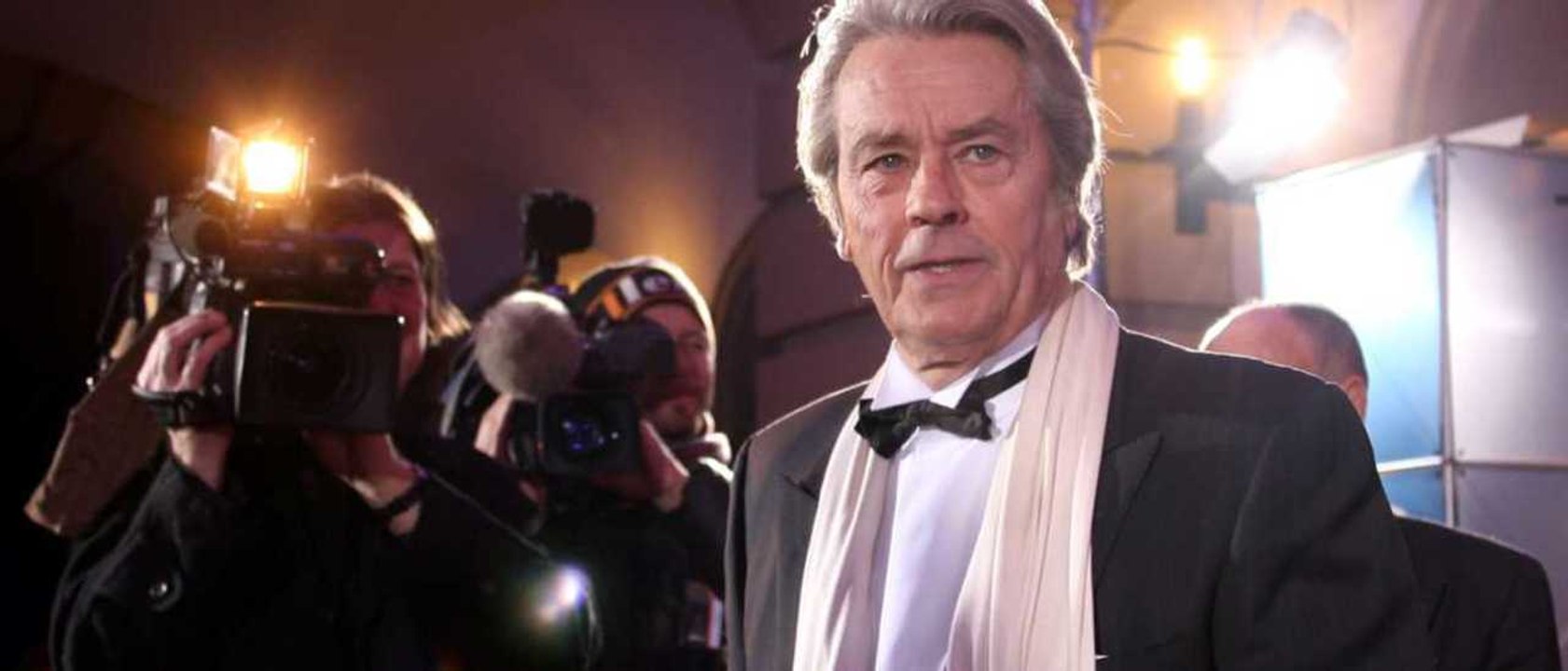 GALA VIDEO - Alain Delon brouillé avec ses fils Anthony et Alain-Fabien : comment sa fille Anouchka tente de renouer leurs liens