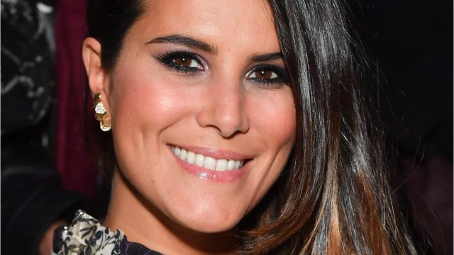 GALA VIDÉO - Karine Ferri : sublime, elle dévoile ses jambes sur le tournage de The Voice Kids