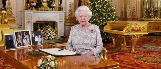 GALA VIDEO - La petite référence à Meghan et Harry qui étonne dans le discours de la reine à Noël