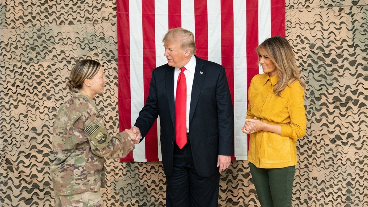 GALA VIDEO : Melania Trump “à court d’argent” : pourquoi sa rencontre avec Donald est tombée à pic