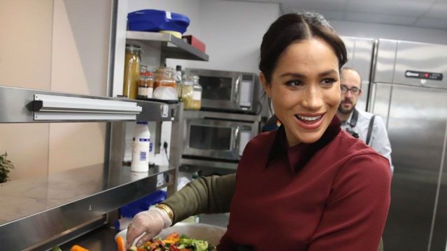 GALA VIDÉO - Meghan Markle: énervée car la reine Elisabeth II l'empêche de voir son mari, le prince Harry, le 25 décembre au matin