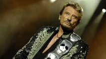 GALA VIDÉO - Un an de la mort de Johnny Hallyday : fleurs, bougies et petits mots ornent la tombe du rockeur