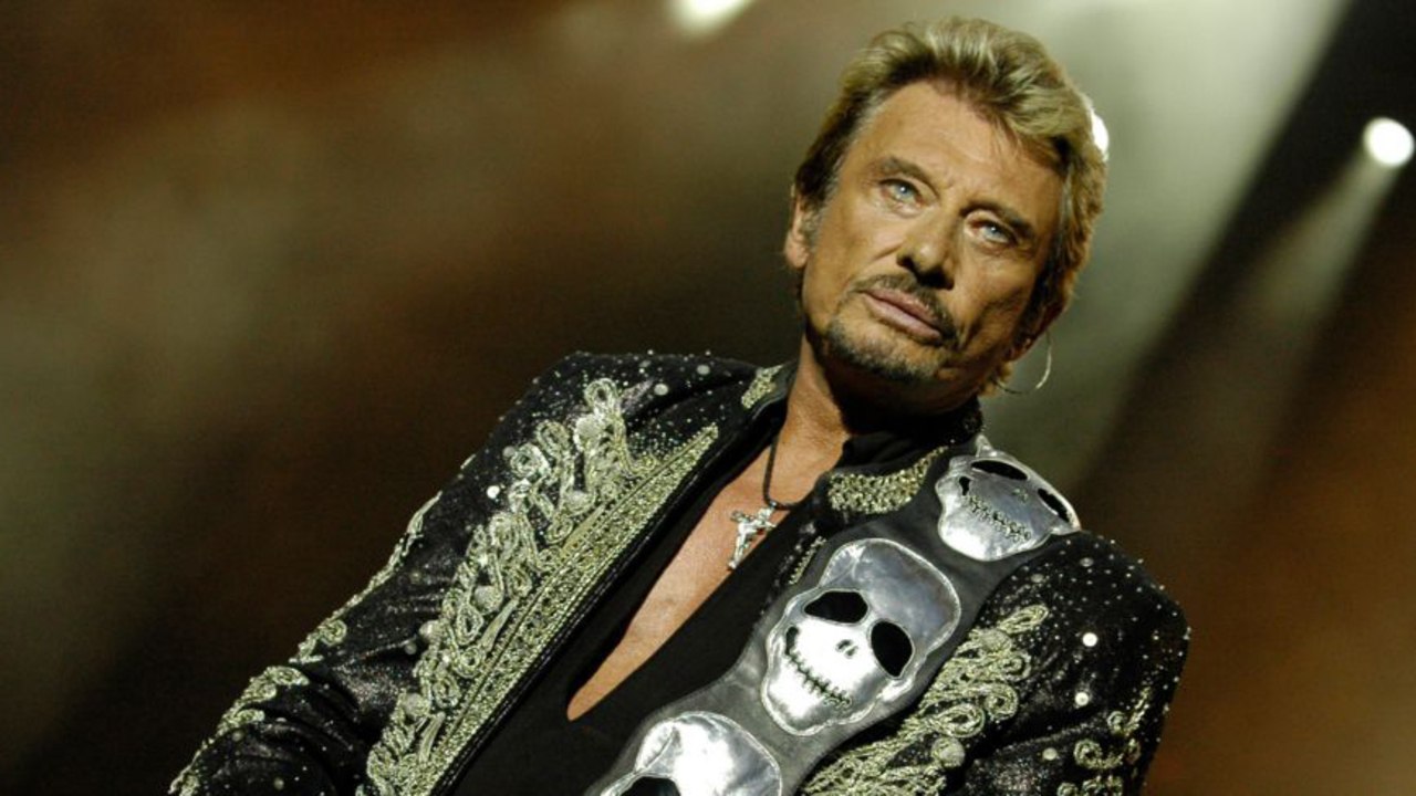 GALA VIDÉO - Un an de la mort de Johnny Hallyday : fleurs, bougies et petits mots ornent la tombe du rockeur
