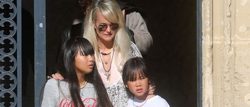 GALA VIDEO - Joy Hallyday : son geste tendre sur la tombe de son papa