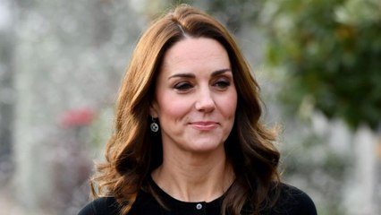GALA VIDEO – Kate Middleton radieuse en jupe longue écossaise, un hommage à Lady Di ?