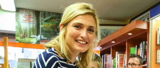 GALA VIDEO - Julie Gayet mécontente qu’on lui parle (encore et toujours) de François Hollande