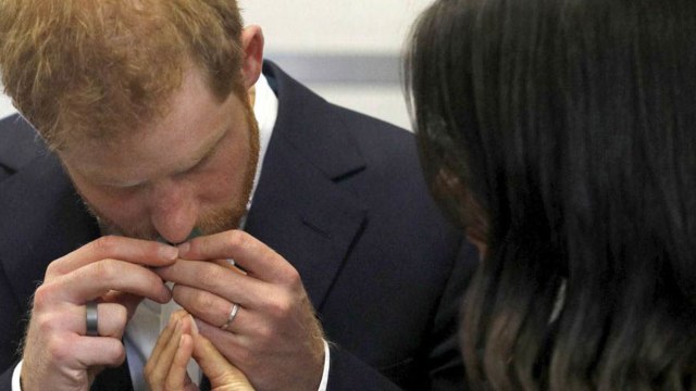 GALA VIDÉO - Le prince Harry et sa mystérieuse bague noire : on connaît enfin l’utilité du bijou