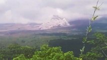Semeru Kembali Keluarkan Awan Panas Guguran, Warga dan Tim Relawan Panik Berlarian