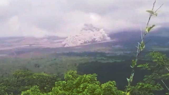 Semeru Kembali Keluarkan Awan Panas Guguran, Warga dan Tim Relawan Panik Berlarian