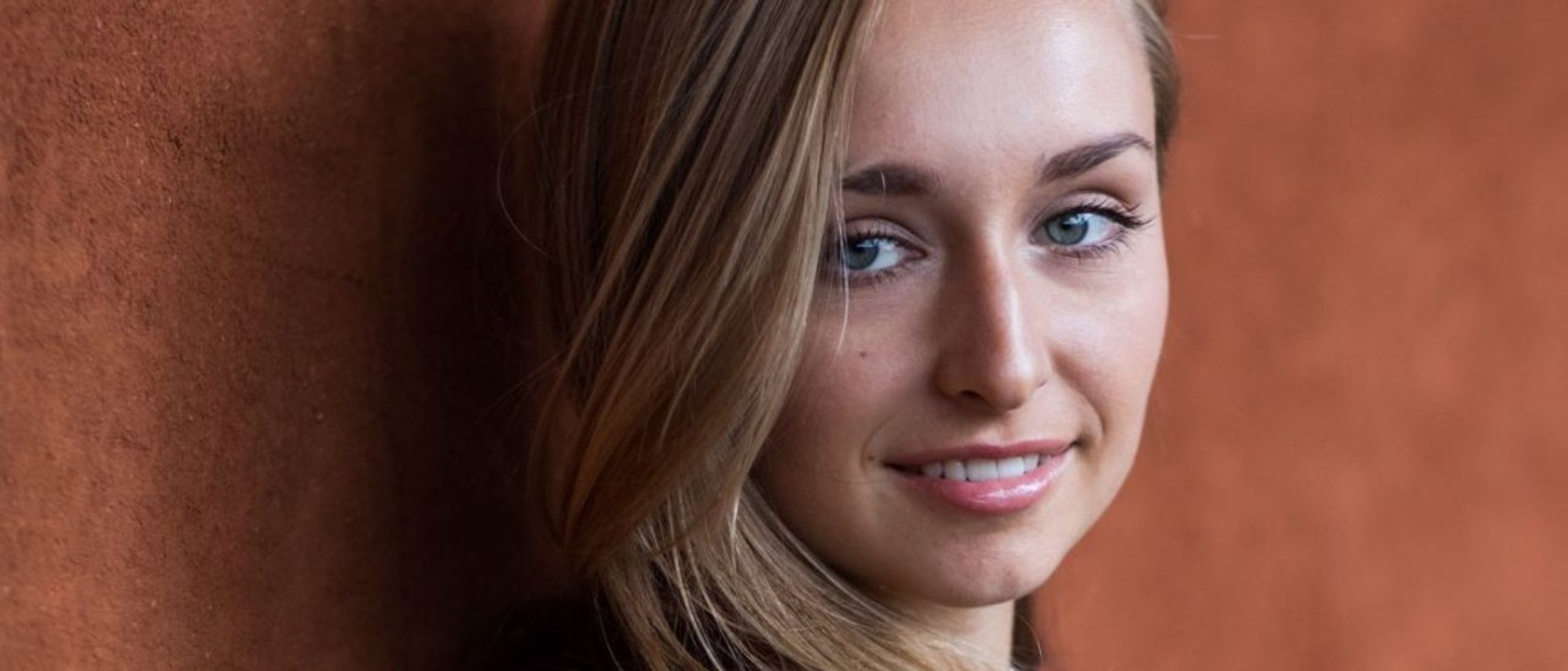 GALA VIDEO - Mariage de Laura Smet : La fille de David Hallyday félicite la mariée en postant une photo de la table de fête