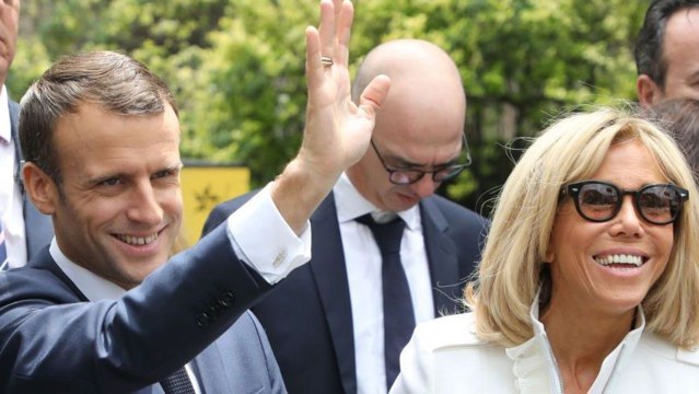 GALA VIDÉO - Brigitte et Emmanuel Macron : leur tendre attention, en pleine crise des gilets jaunes