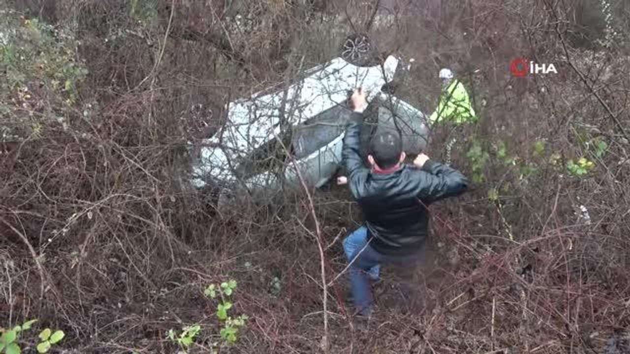 İki otomobil yoldan çıkarak şarampole uçtu... Otomobilde sıkışan Çinli kadın güçlükle kurtarıldı