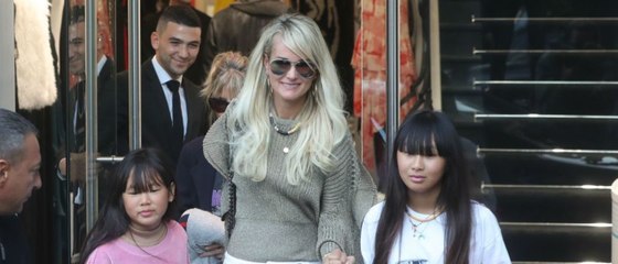GALA VIDEO - Laeticia Hallyday accusée d’utiliser ses filles Jade et Joy pour sa communication