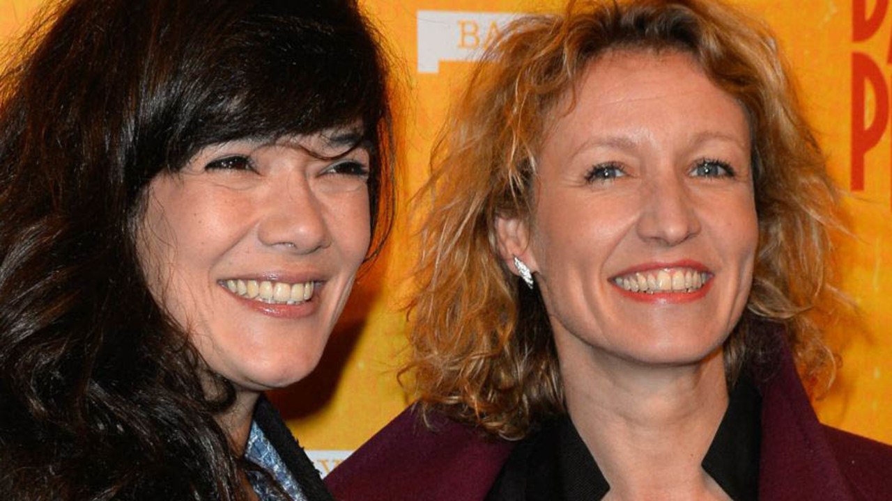 GALA VIDÉO – Alexandra Lamy et Mélanie Doutey font la fête en fausses moustaches et langue de belle-mère !