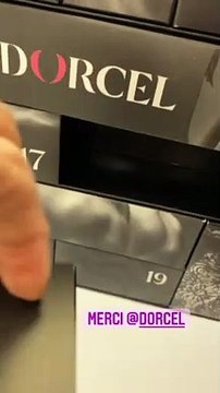 Karine Le Marchand reçois un cadeau coquin de Marc Dorcel, le 15 décembre 2021