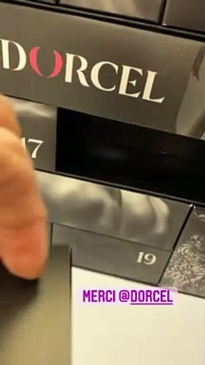 Karine Le Marchand reçois un cadeau coquin de Marc Dorcel, le 15 décembre 2021