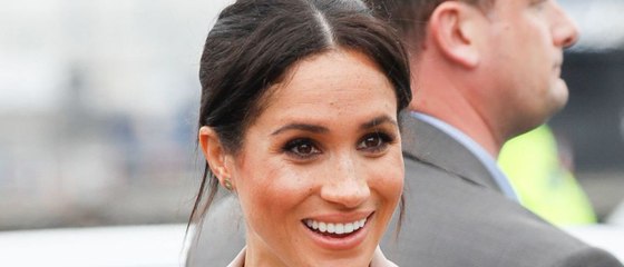 GALA VIDEO - Pourquoi Meghan Markle a-t-elle si souvent la main sur son ventre ?