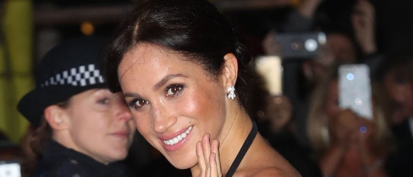 GALA VIDEO – Meghan Markle épaules nues, moulée dans un ensemble noir et blanc à sequins, fait sensation
