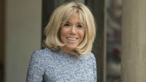 GALA VIDEO – Brigitte Macron rayonnante dans une robe courte en tweed, la matière tendance de la saison