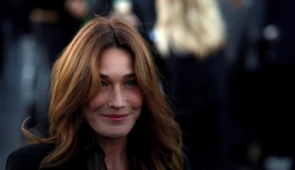 GALA VIDEO - Carla Bruni-Sarkozy profite de l’été indien avec sa petite Guilia, “l’amour de sa vie”