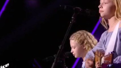 GALA VIDÉO - The Voice Kids 5: les jumelles canadiennes Abby et Sarah ont ébloui les coachs… mais ce sont déjà des pros