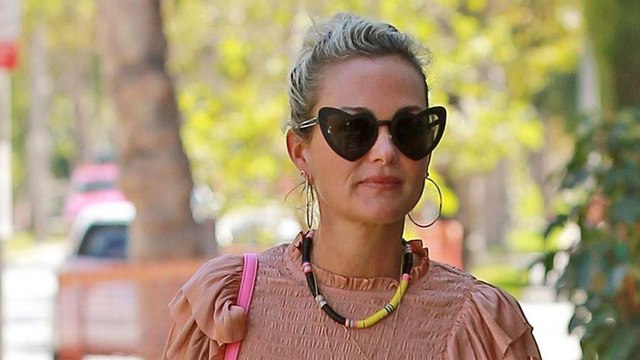 GALA VIDEO - Laeticia Hallyday, escortée pour son arrivée à Paris : la veuve de Johnny menacée ?