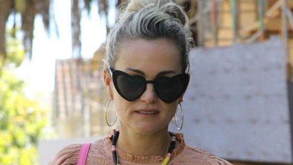 GALA VIDEO - Laeticia Hallyday a remis la croix de Johnny avant son retour en France