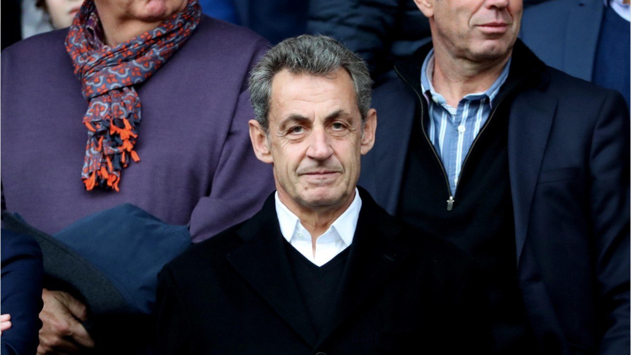 VOICI 2 Nicolas Sarkozy Très Gêné : Une Fan Le Drague Ouvertement Lors D’une Séance De Dédicace (1)