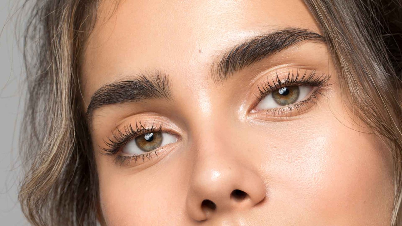 Powder Brows: Der neueste Beauty-Trend für volle Augenbrauen