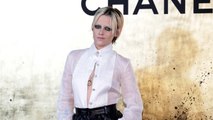 Voici - Kristen Stewart toujours très émue par la mort de Karl Lagerfeld, elle lui rend un bel hommage