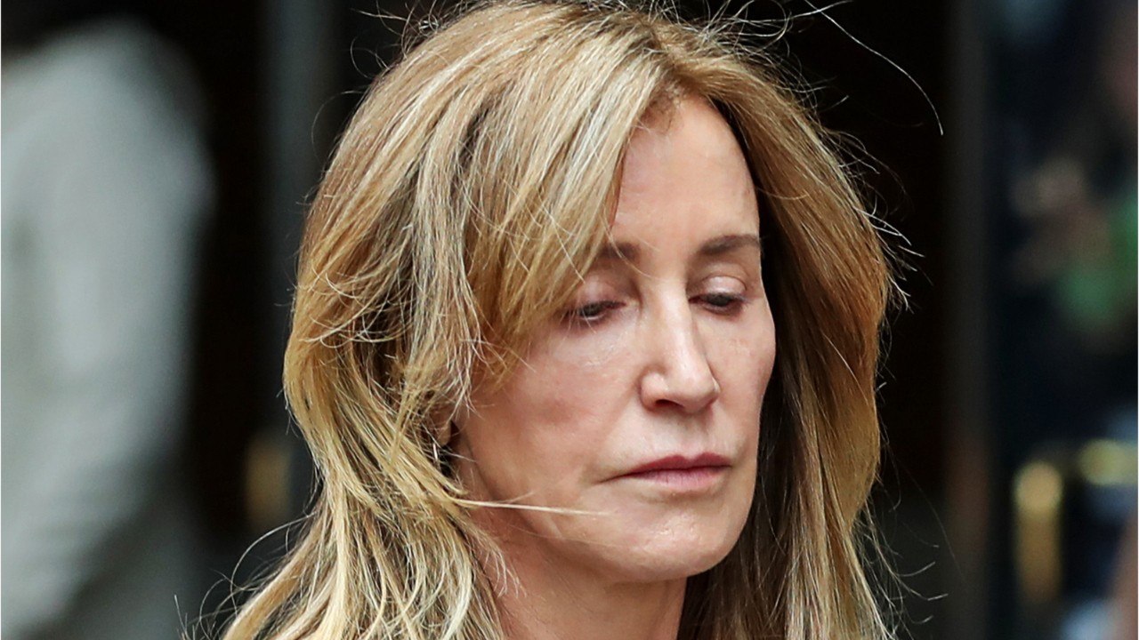 VOICI - Felicity Huffman (Desperate Housewives) : bientôt fixée sur son sort, elle risque plusieurs mois de prison